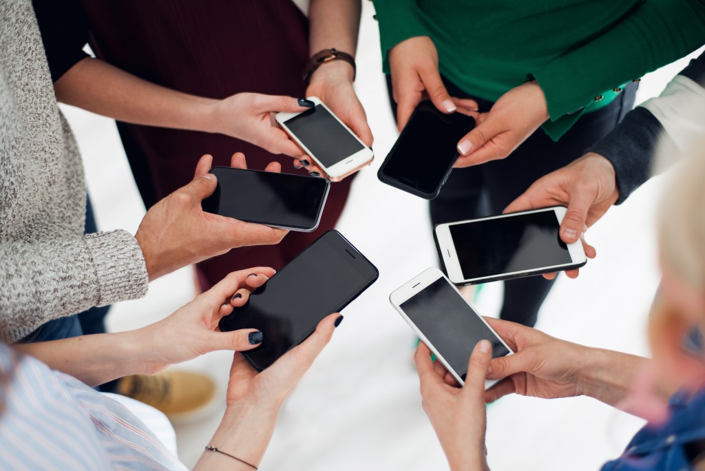 people using smartphones