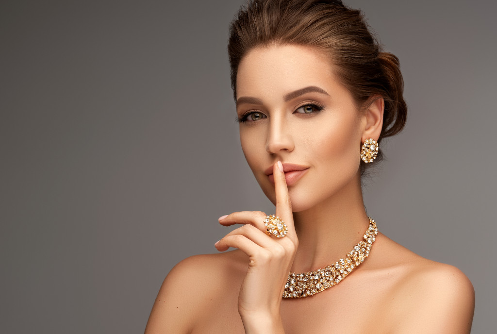 elegant and luxurious jewelry set on beautiful woman